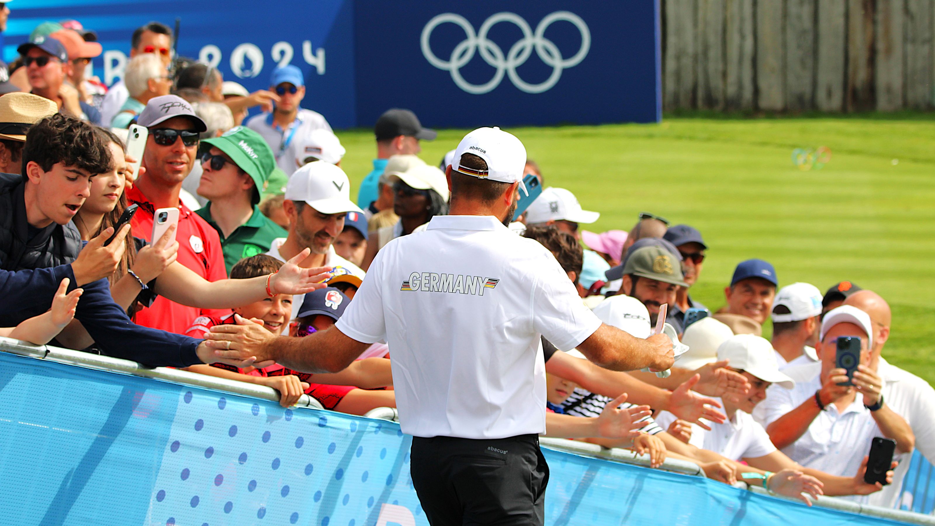 Golf bei Olympia in Paris: Ein Fest für Spieler und Fans (im Bild klatscht Stephan Jäger seine Anhänger ab). © DGV/Kirmaier