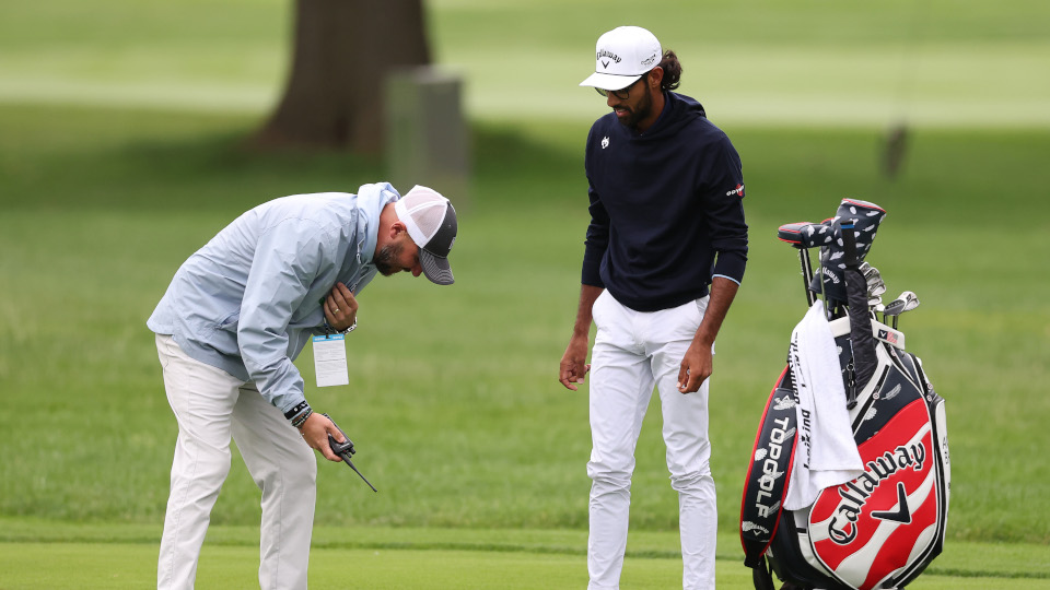 Der Ball war weg, doch ein Strafschlag wurde keiner ausgesprochen: Ein Referee mit Akshay Bhatia bei der Rocket Mortgage Classic.