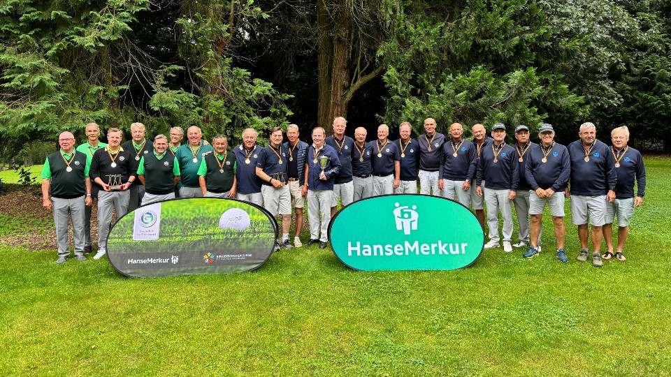 Glückliche Gesichter bei den siegreichen Senioren des Hamburger GC sowie den weiteren Medaillengewinnern bei der DMM AK65 der Herren. (Foto: LSM/David Büschleb)