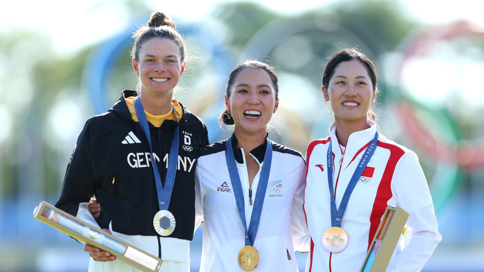 Esther Henseleit (links) und Xiyu Lin (rechts) spielen an den ersten beiden Tagen der AIG Womens Open gemeinsam in einer Gruppe.