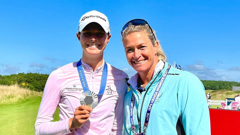 Alle wollen ein Foto mit der Silbermedaillengewinnerin Esther Henseleit: Auch Solheim-Cup-Kapitänin Suzann Pettersen.