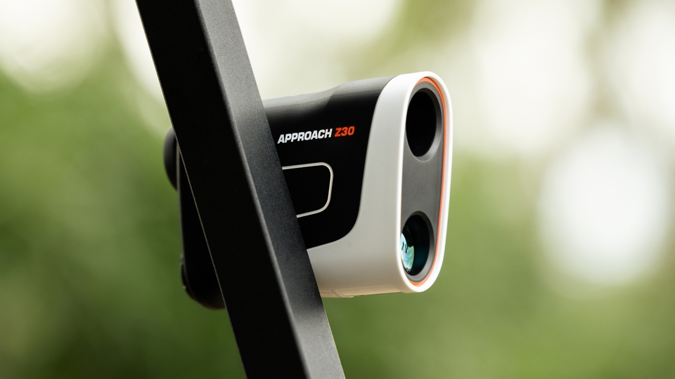 L'Approach Z30 può essere facilmente fissato a un carrello da golf grazie al supporto magnetico integrato.