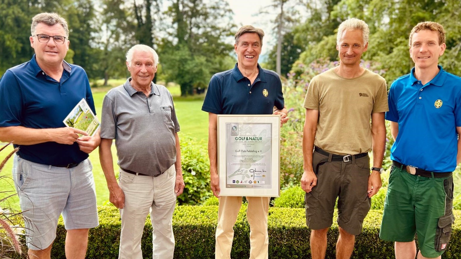 Viertes Gold für Feldafing (v.l.): Dr. Gunther Hardt (Auditor des DGV-Qualitäts- und Umweltzertifikates Golf & Natur), Günter Hansel (Gemeinderat Feldafing), Nikolaus von Koblinski (Präsident GC Feldafing), Helmut Höll (Ortsgruppe Feldafing Naturschutz) und Florian Eska (Head-Greenkeeper).