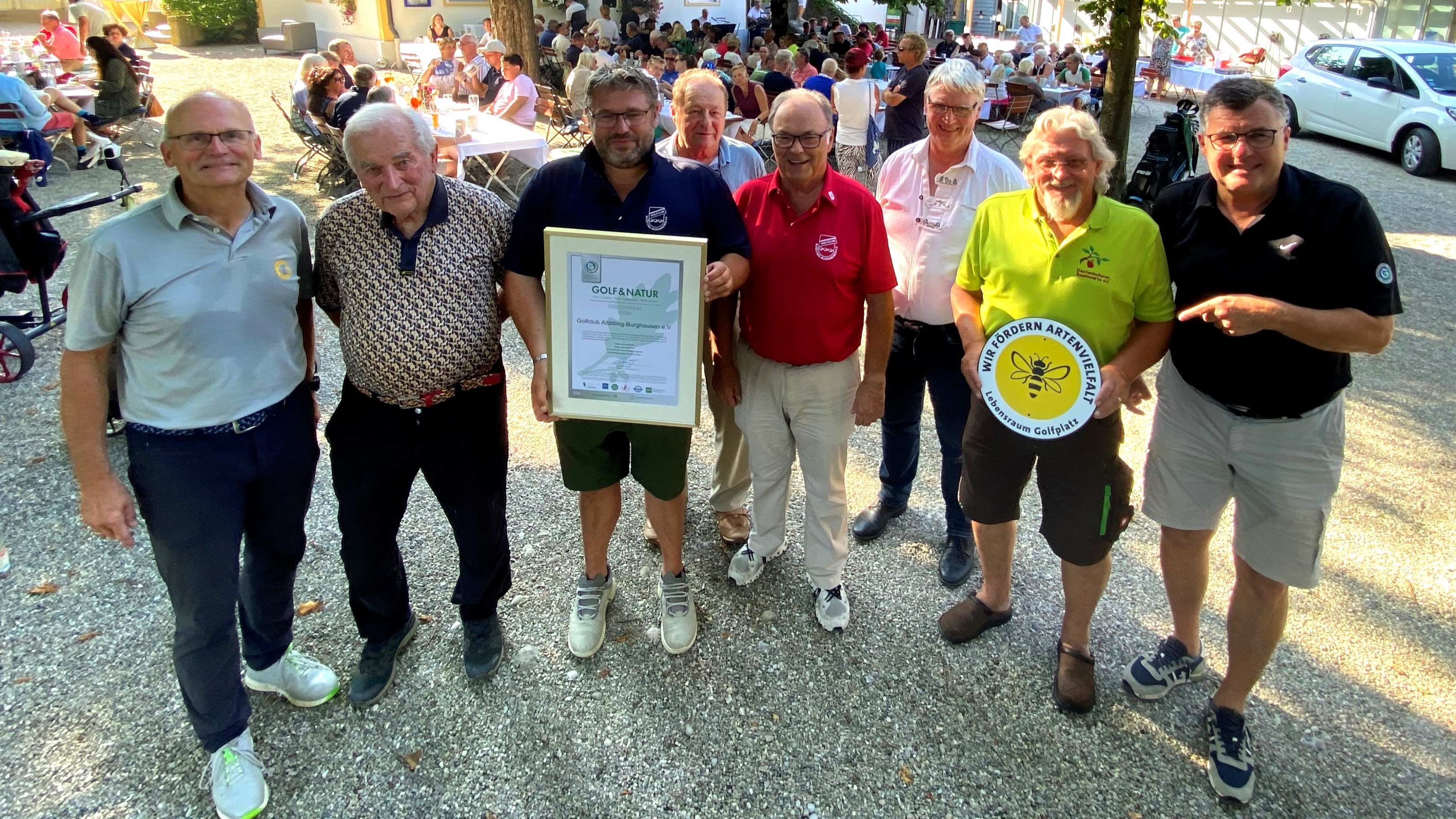 Gold für den GC Altötting-Burghausen mit (v.l.): Dr. Dieter Gilles (Vorstand Marketing), Dr. Franz Mayer (Leiter Biodiversitätsteam), Markus Löffl (Clubleiter), Pit Drescher (Biodiversitätsteam), Johann Brehm (Club-Präsident), Ottmar Pollzer (Sicherheitstechnischer Dienst), Günter Grünbacher (Biodiversitätsteam), Dr. Gunther Hardt (DGV)