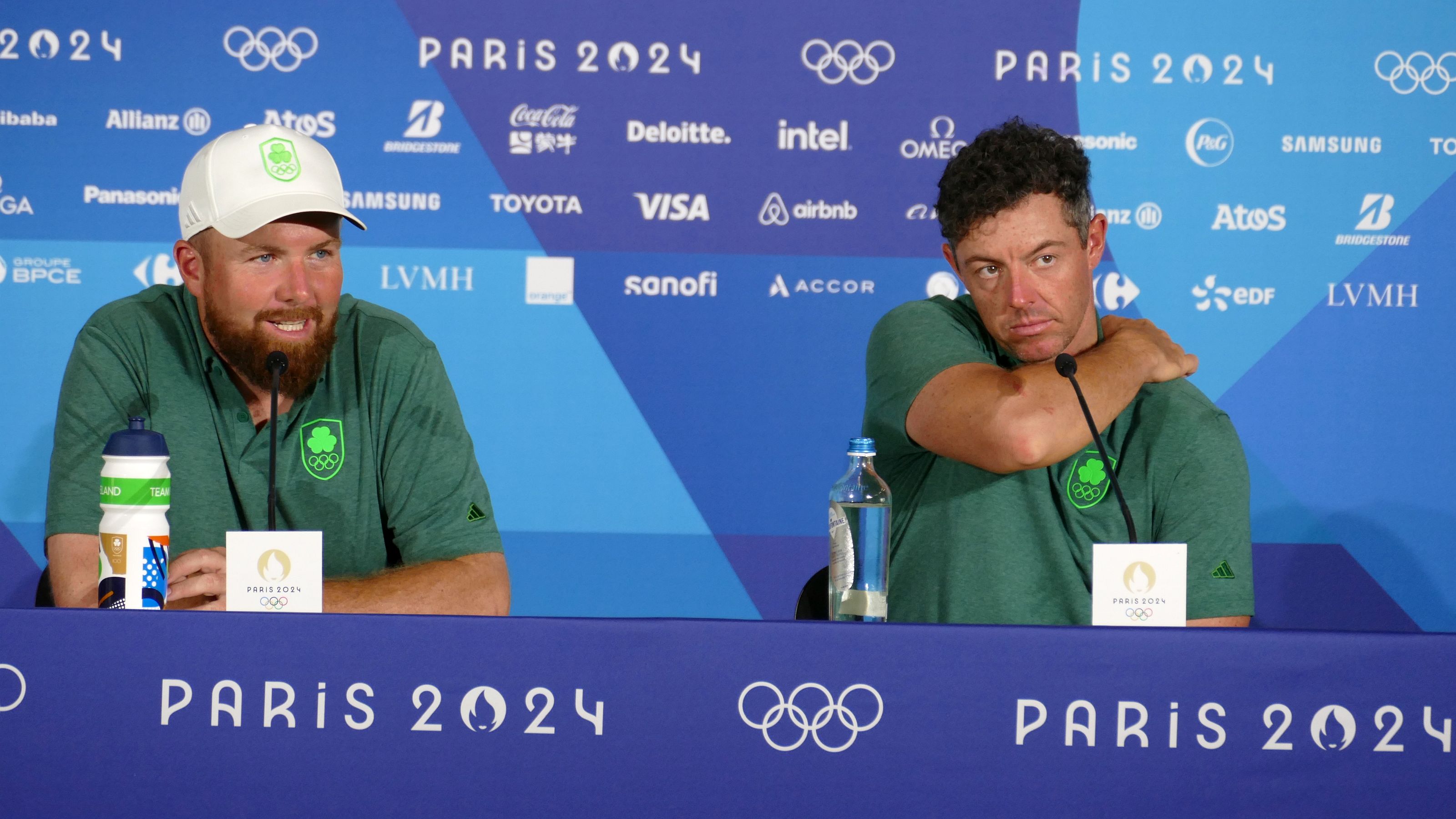 Team Irland mit Rory McIlroy und Shane Lowry in der Pressekonferenz im Media Center auf Le Golf National | © DGV/Kirmaier