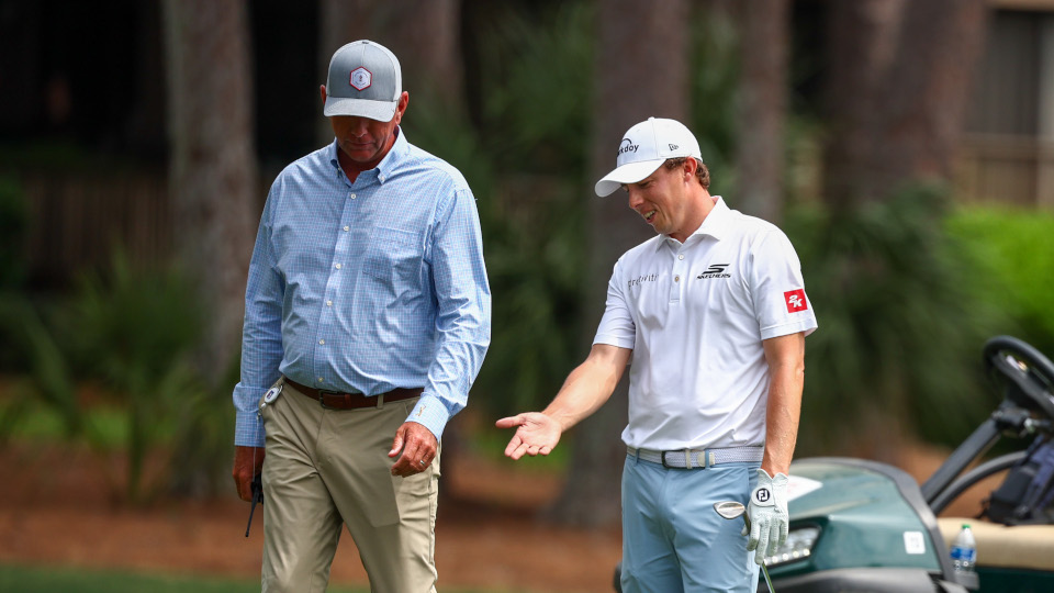 Matt Fitzpatrick im Gespräch mit einem Referee.