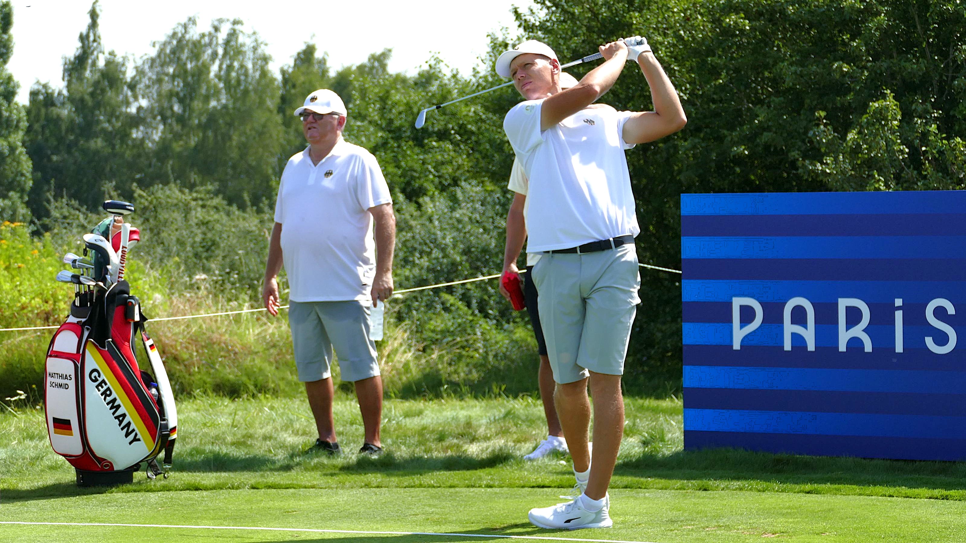 Matti Schmid und Caddie Mike Waite nahmen den Olympia-Kurs von Le Golf National im Training am Dienstag erstmals unter die Lupe. © DGV/Kirmaier