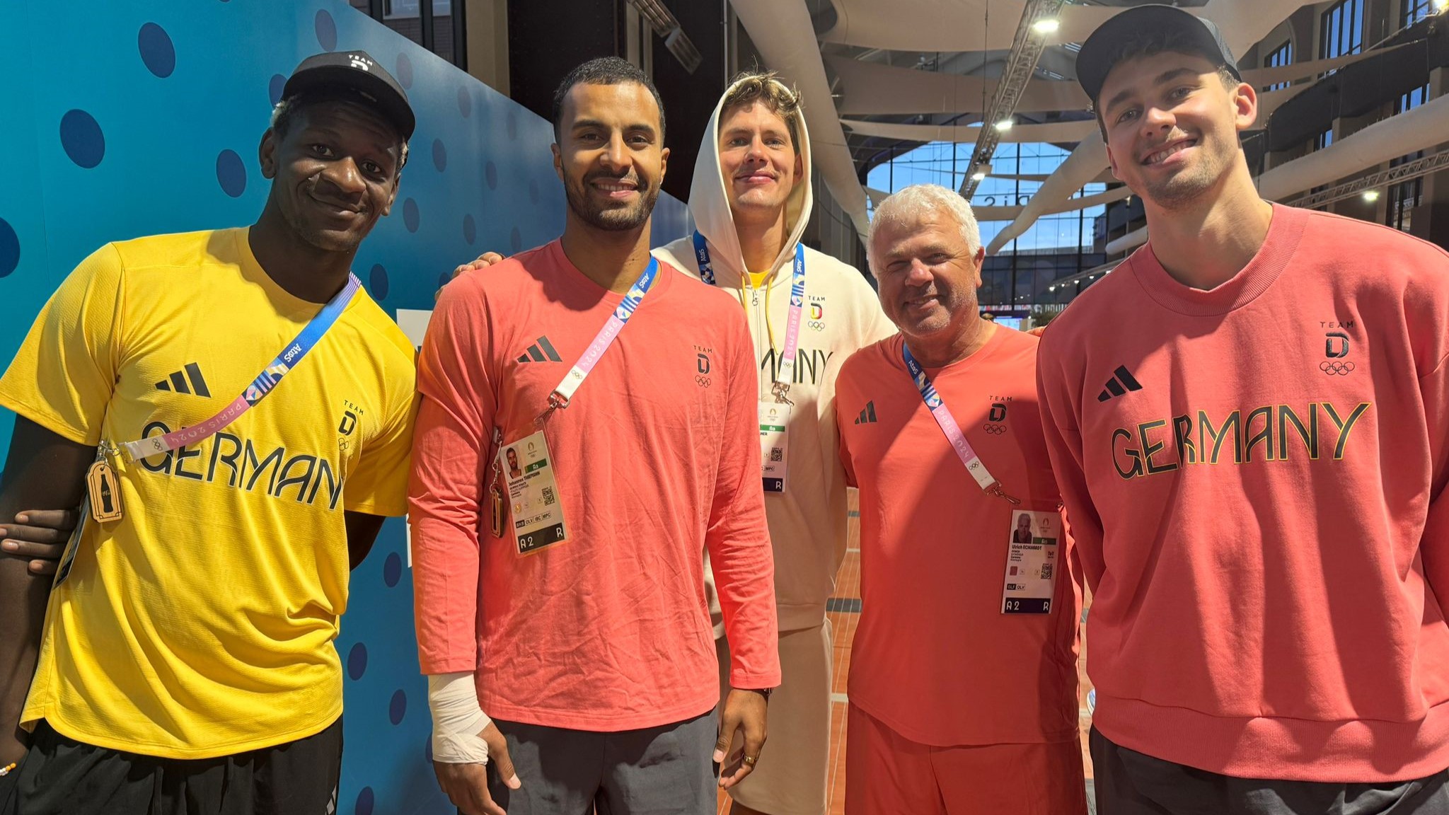 Golf-Bundestrainer Uli Eckhardt traf im olympischen Dorf auf die DBB-Basketballer (v.l.) Isaac Bonga, Johannes Tiemann, Moritz und Franz Wagner. © Privat