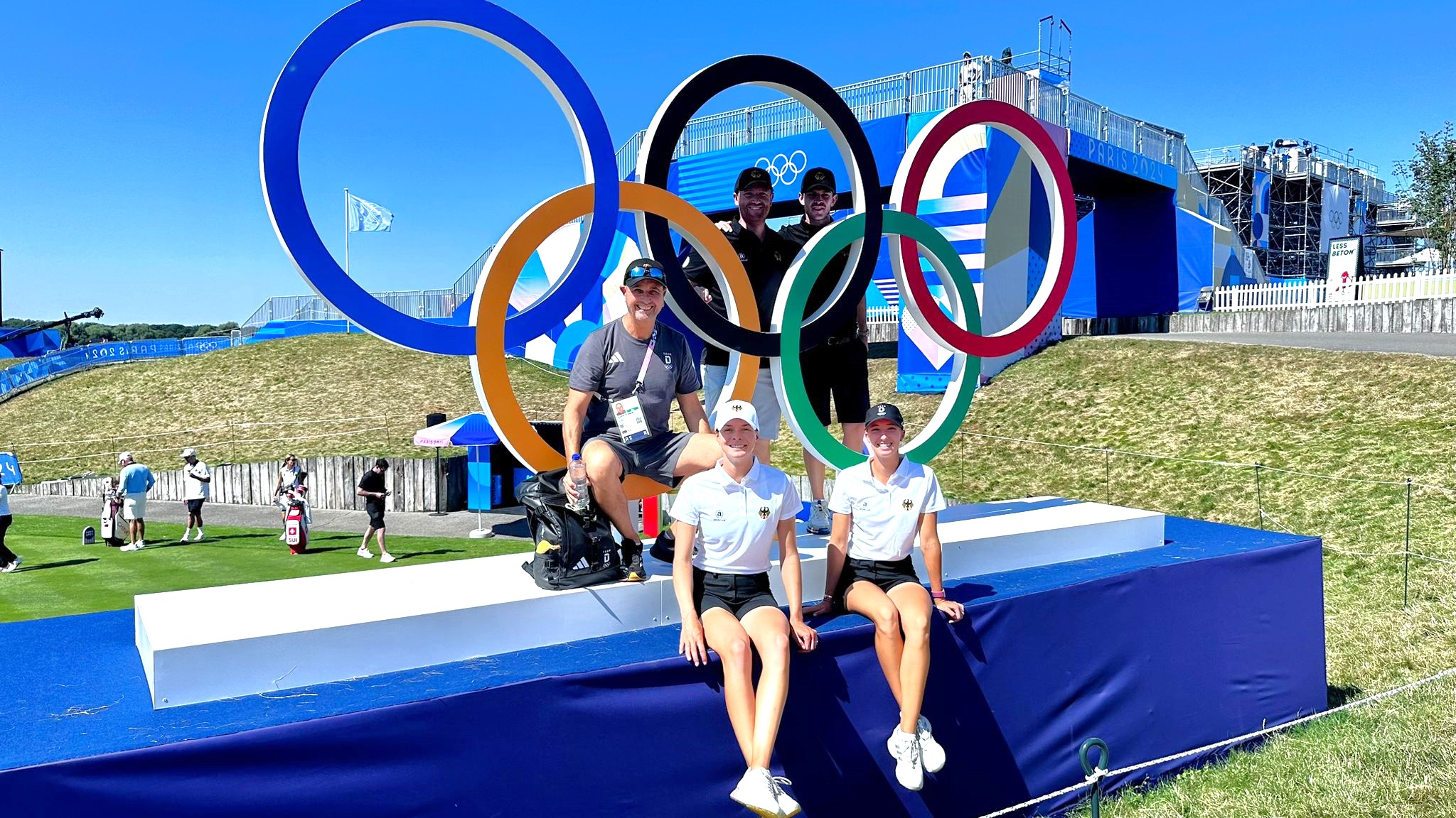 Team Germany ist in Paris angekommen und trainiert bereits auf Le Golf National: die Spielerinnen Esther Henseleit (v.l.) und Alexandra Försterling mit Caddies sowie Damen-Bundestrainer Stephan Morales 