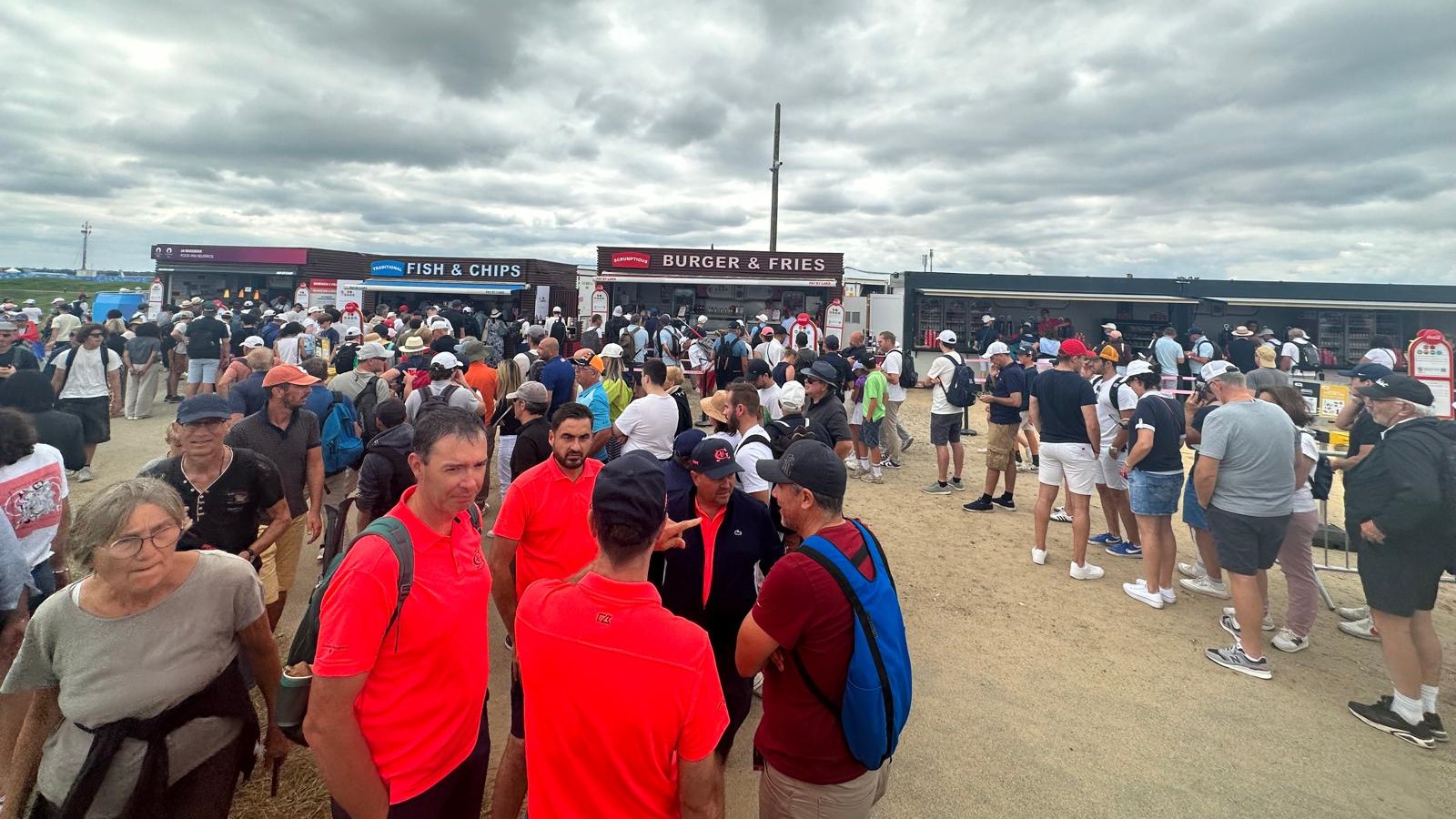 Lange Schlangen an den Essensbuden auf Le Golf National