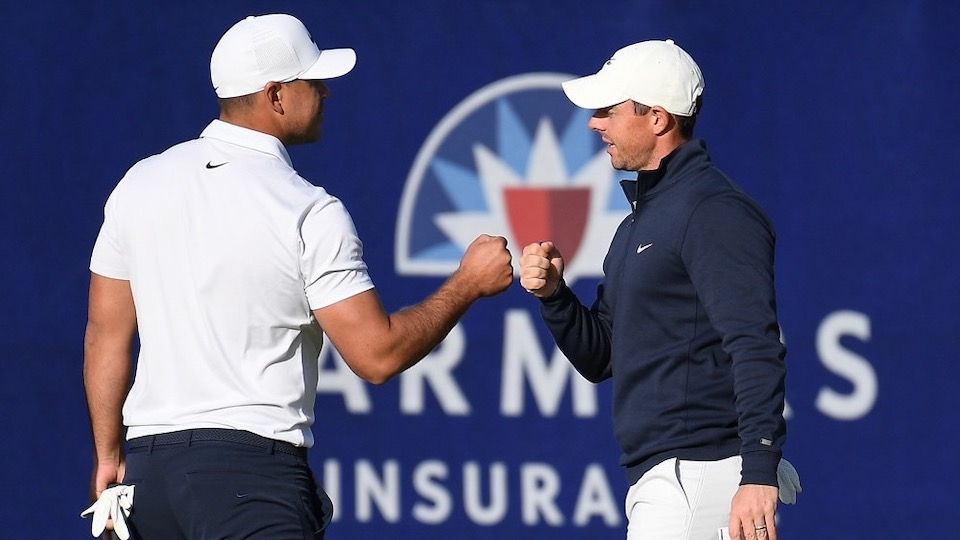 Da waren sie noch auf der gleichen Tour unterwegs: Brooks Koepka (li.) und Rory McIlroy bei der Farmers Insurance Open 2021.