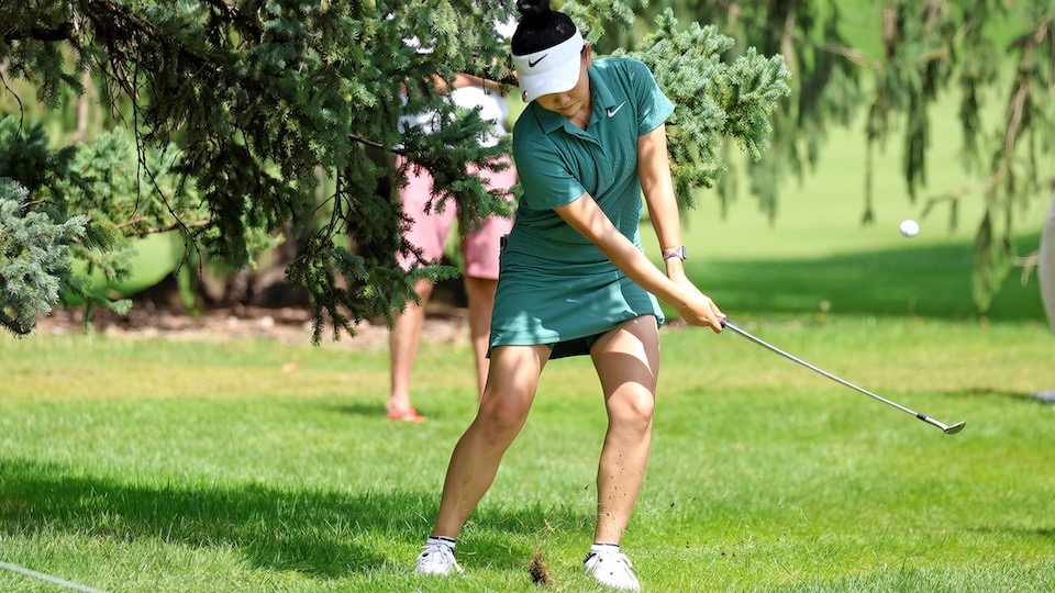 Vergleichsweise einfach: Der Chip aus dem Semi-Rough ist meist nicht so schwierig wie vom harten Fairway.