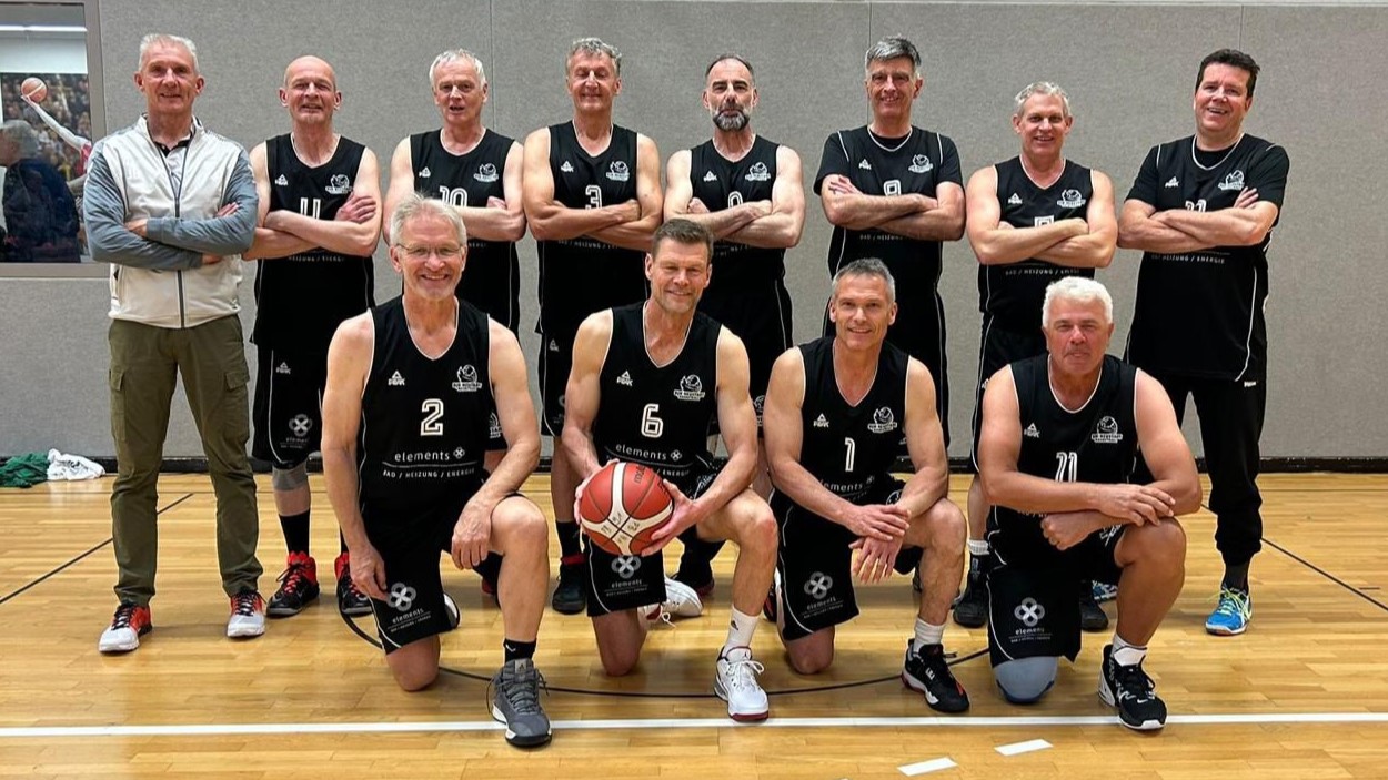 Der Basketballer Uli Eckhardt (vorne rechts) holte mit der DJK Neustadt an der Waldnaab DM-Bronze.