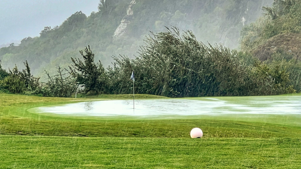 Da fehlt nur noch Noah mit seiner Arche: Sintflutartige Regenfälle und ein ordentliches Gewitter haben sich über dem BlackSeaRama Resort festgebissen.