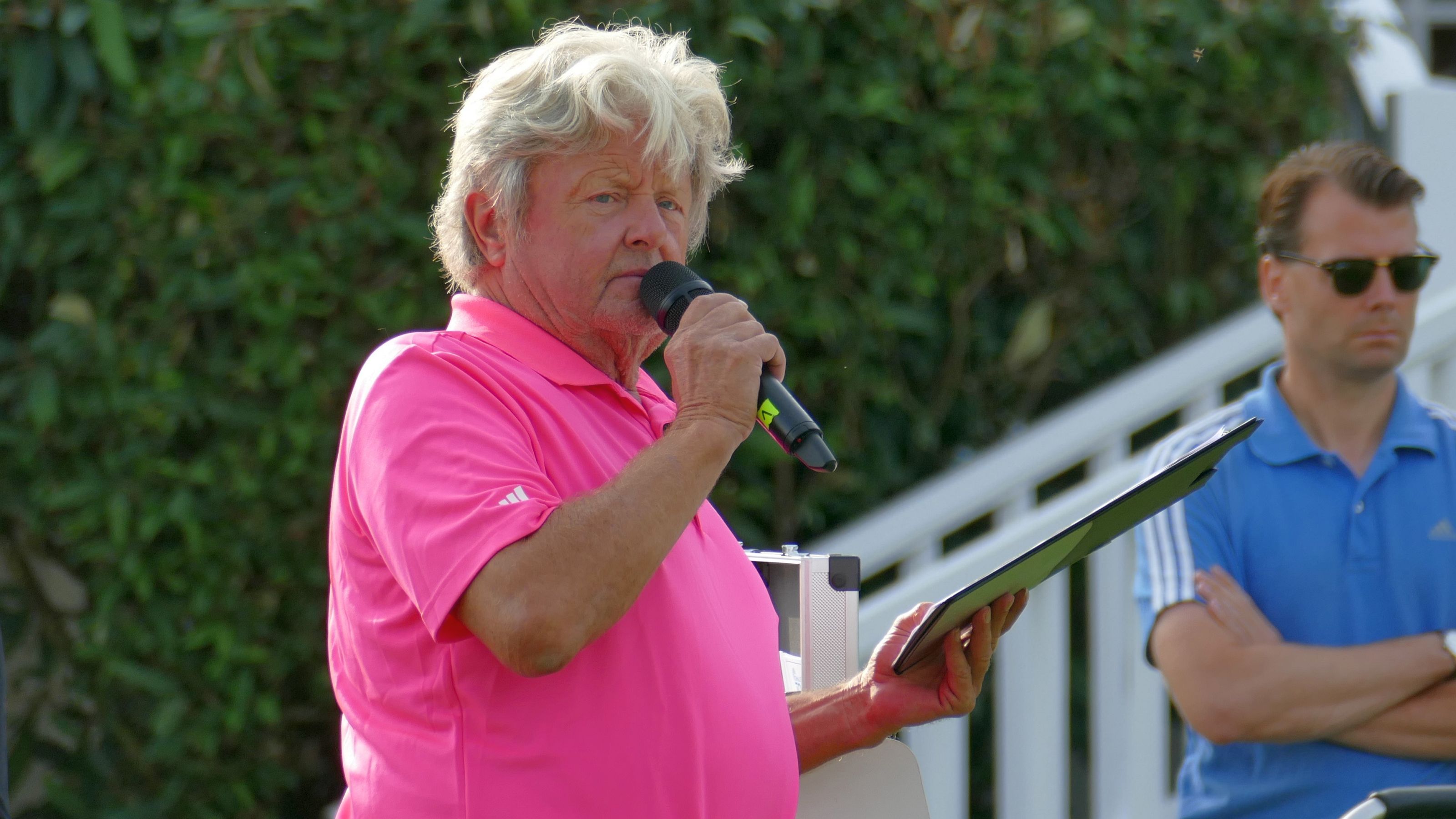 Bekanntes Gesicht mit markanter Stimme: Charly Dengler, Announcer an Tee eins. © DGV/Kirmaier