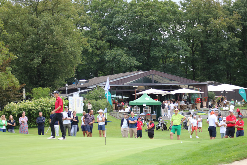 Die Kulisse auf dem 18. Grün des Westfälischen Golf-Clubs Gütersloh