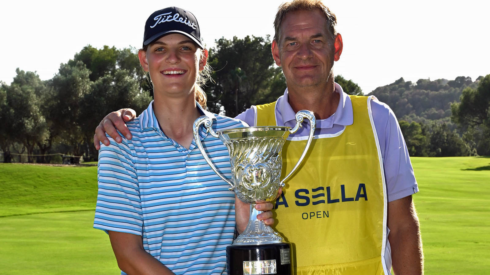 Stolze Siegerin, stolzer Vater und Caddie (© Mark Runnacles/LET)