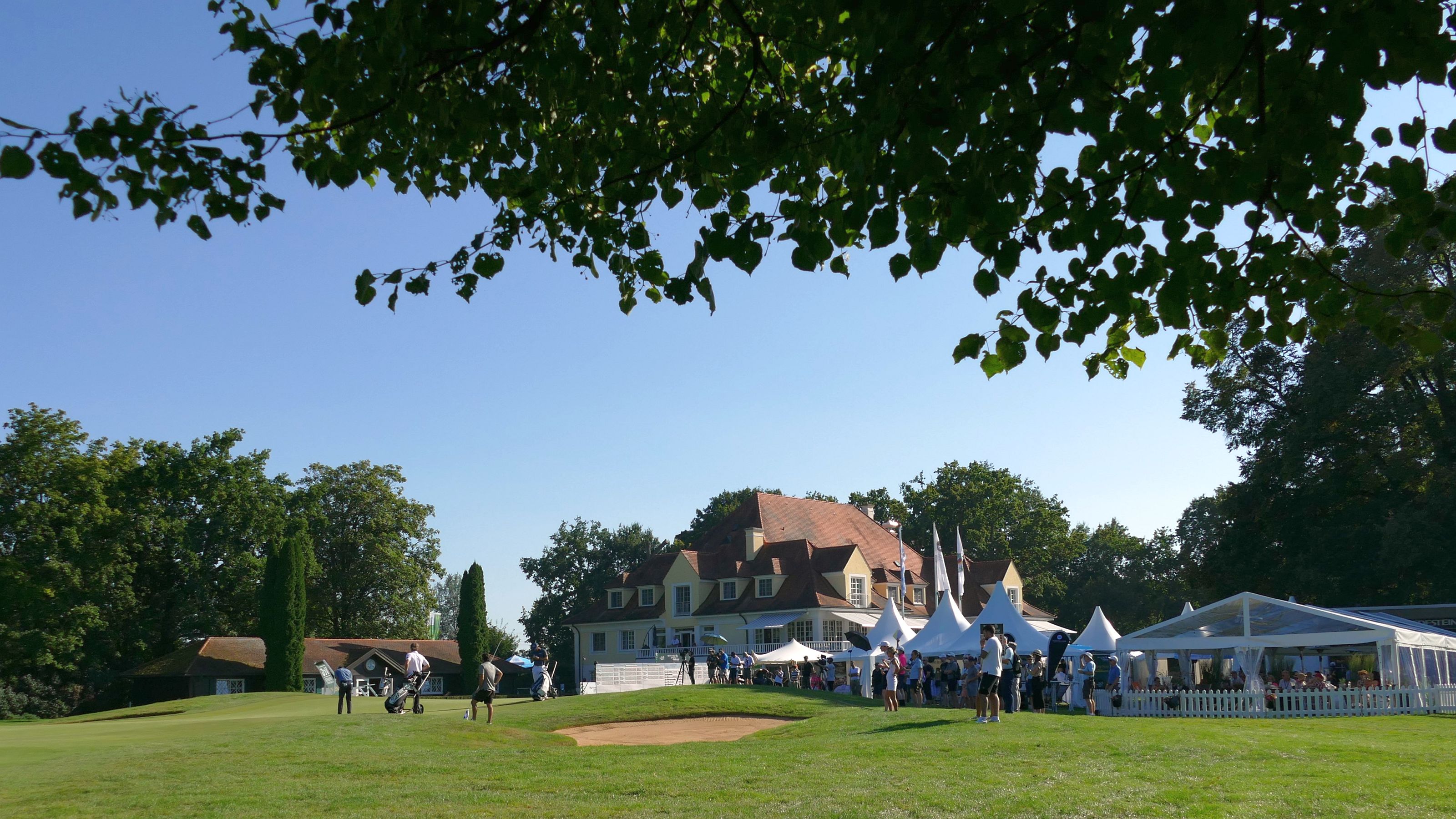 Das Clubhaus des Wittelsbacher GC an einem erneut herrlich-sonnigen Turniertag. © DGV/Kirmaier