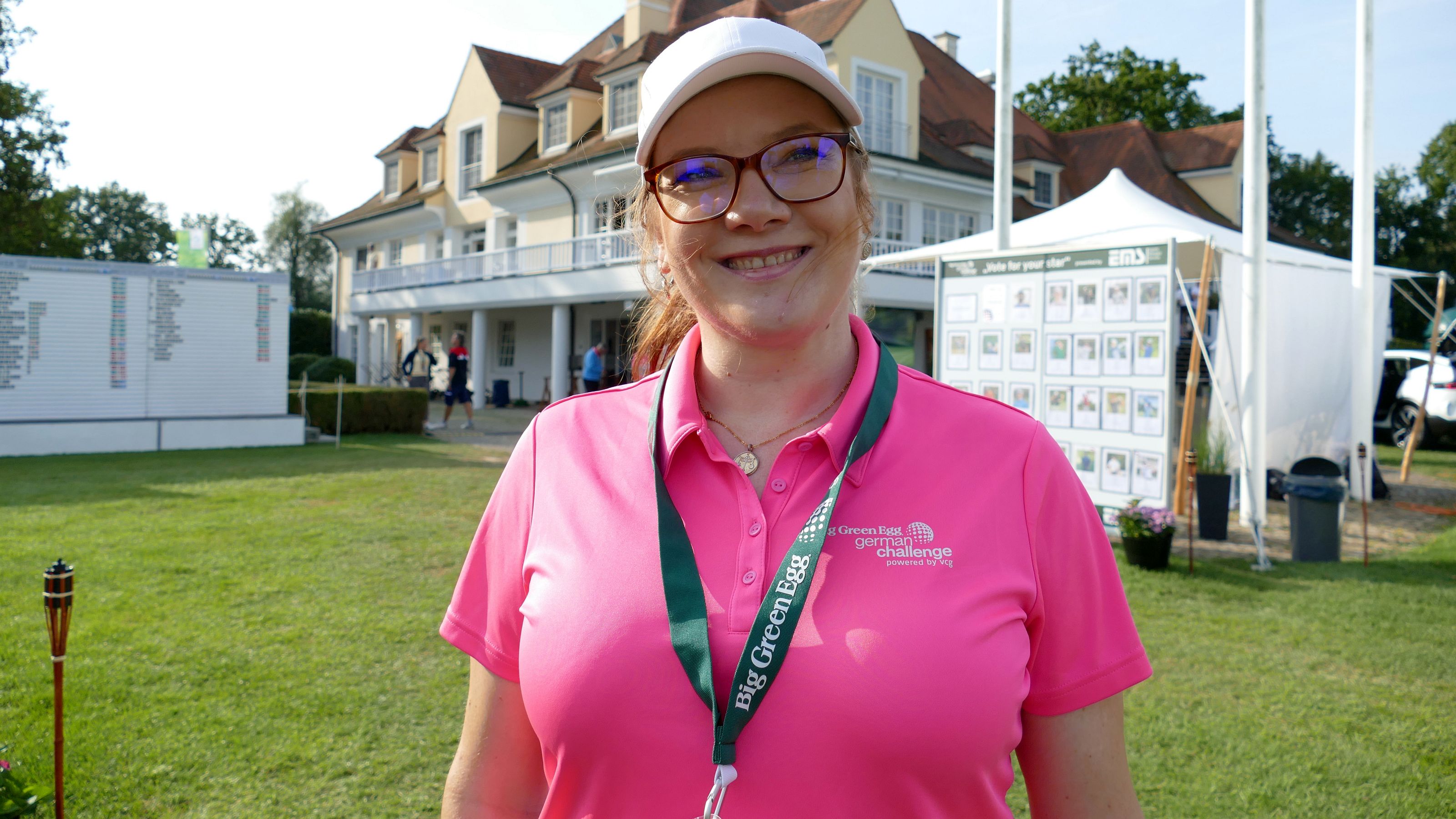 Isabell Forster aus Mittelhessen ist als Ball-Spotterin auf der 18 unterwegs. © DGV/Kirmaier