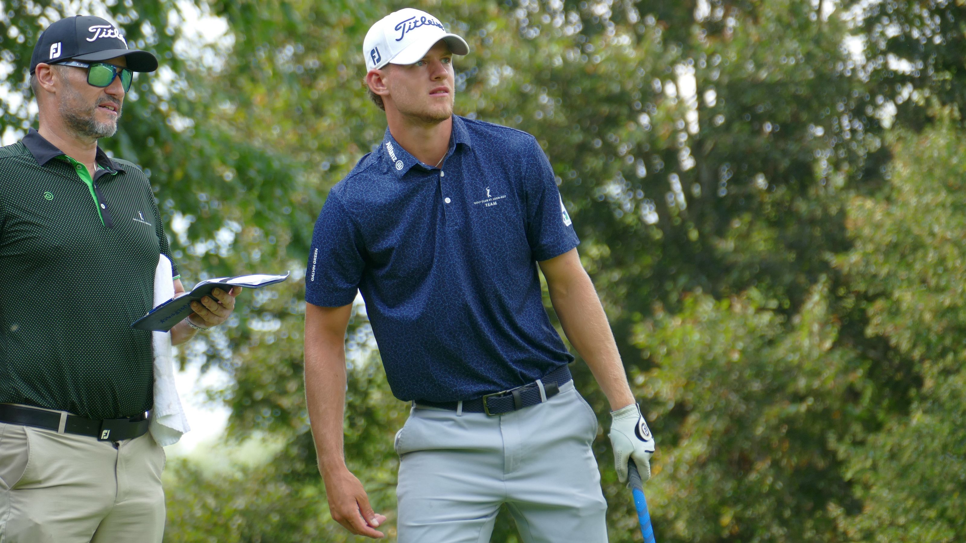 Carl Siemens mit Coach und Caddie Marco Schmuck © DGV/Kirmaier