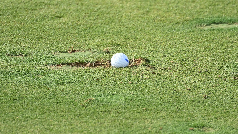 Der Albtraum für viele Golfer: Der Ball liegt im Divot.