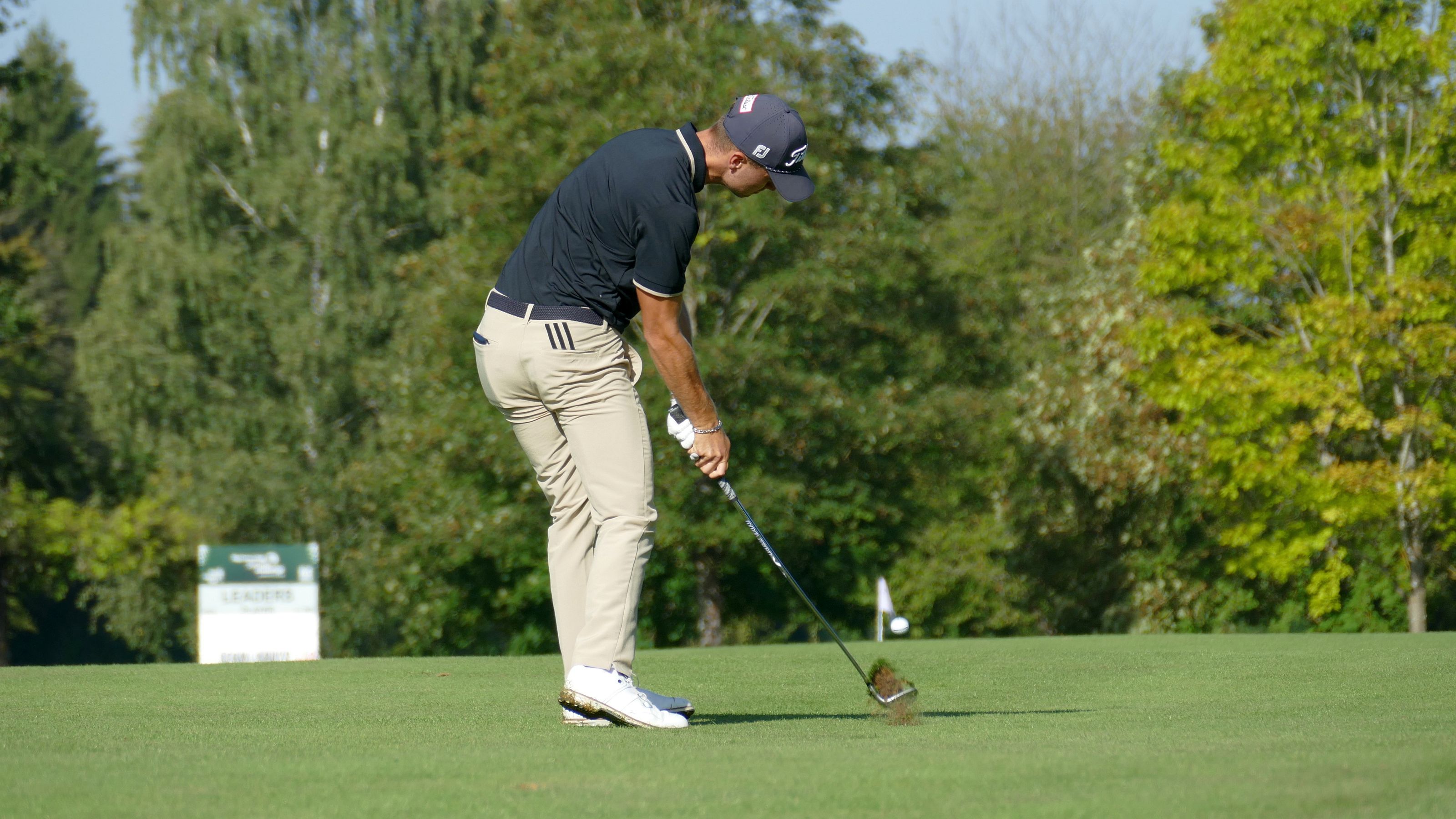 Philipp Macionga vom GC Augsburg nähert sich Grün 12. © DGV/Kirmaier