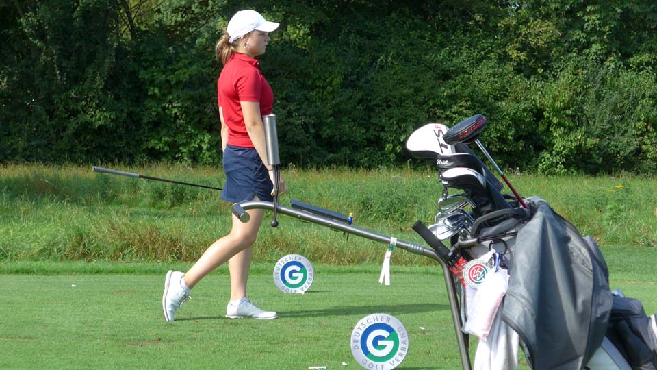 Carlotta Josephine Müller vom GC Hamburg-Walddörfer schaut einem ihrer Abschläge hinterher. (Foto: DGV/Kretzschmar)