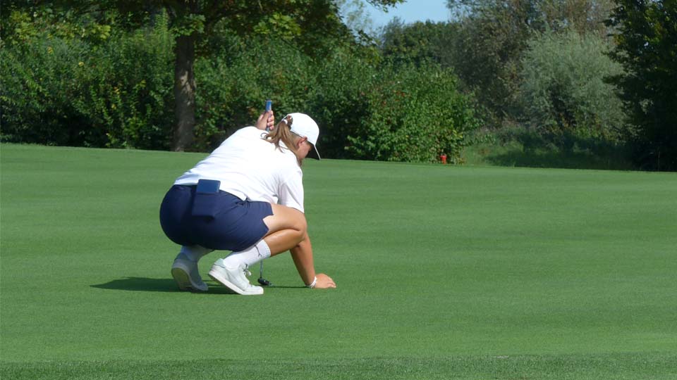 Die richtige Puttlinie studiert hier Emilia Briem vom GC Hetzenhof. (Foto: DGV/Kretzschmar)