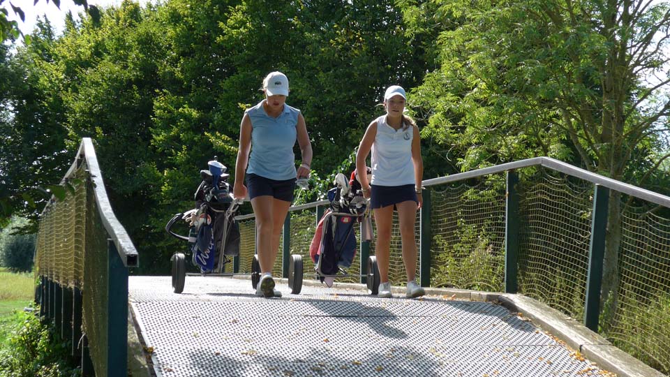 Emma Brand (GC St. Leon-Rot) und Clarissa von Doetinchem (Hamburger GC) spielen auch nach der zweiten Runde der DM AK 14 ganz vorne mit. (Foto: DGV/Kretzschmar)