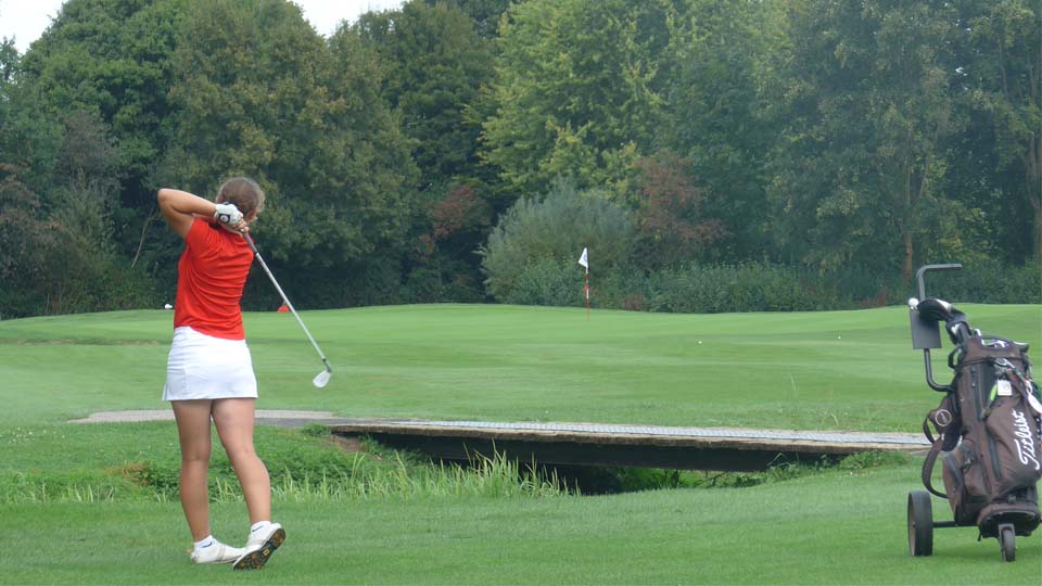 Emma Wiegand vom GC Kurpfalz beim Spiel auf das nächste Grün. (Foto: DGV/Kretzschmar)