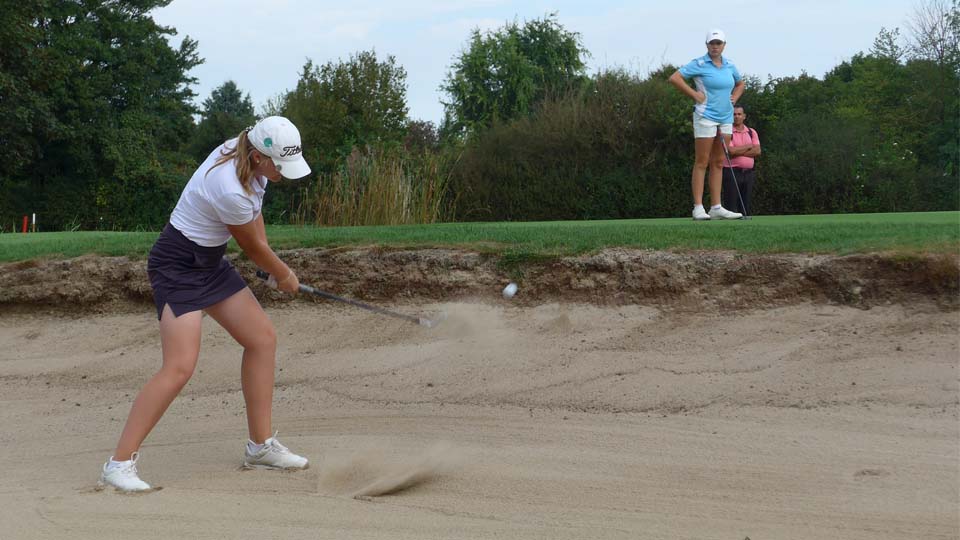 Mit starken Schlägen wie hier aus dem Bunker sichert sich Emma Lola Holst (GC Hubbelrath) eine Topplatzierung. (Foto: DGV/Kretzschmar)