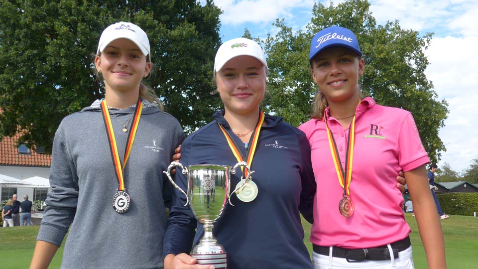 Die stolze Siegerin Emma Brand vom GC St. Leon-Rot umrahmt von Emma Lucy Schulz-Hanßen (GC St. Leon-Rot, l.) und Helena Baraka (GC München-Riedhof, r.). (Foto: DGV/Kretzschmar)