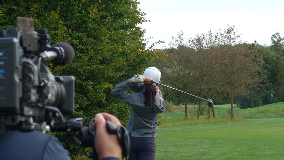 Alle Augen sind auf das Finale der Deutschen Meisterschaft der Altersklasse 14 gerichtet. Selbst das Fernsehen ist vor Ort, wie hier bei Sophie Jiang (GC St. Leon-Rot). (Foto: DGV/Kretzschmar)