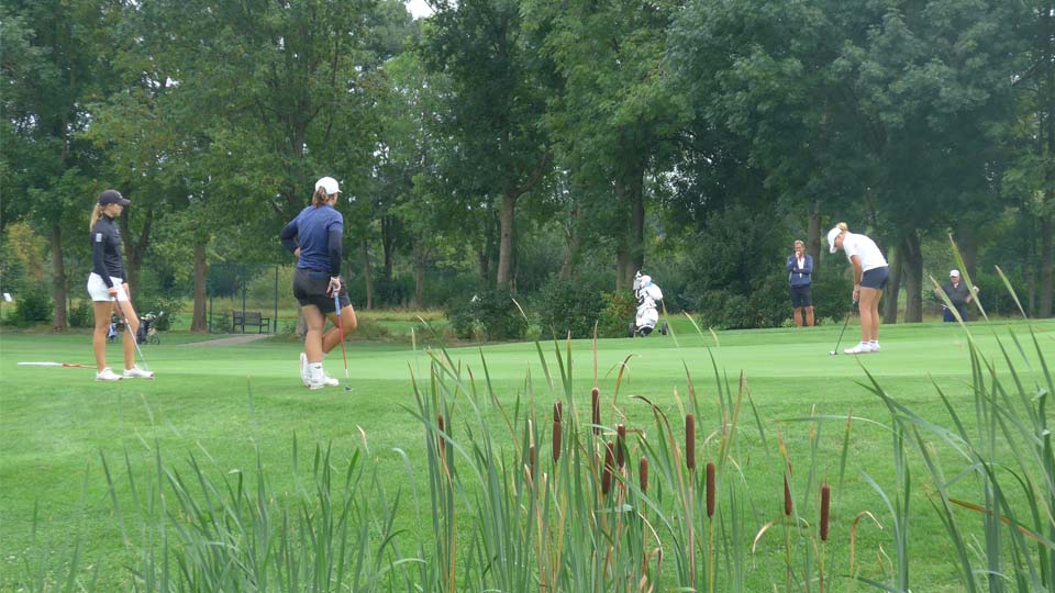 Emmy Lucy Schulz-Hanßen (GC St. Leon-Rot), Emma Lola Holst (GC Hubbelrath) und Helena Baraka (GC München-Riedhof) beim gemeinsamen Putten. (Foto: DGV/Kretzschmar)