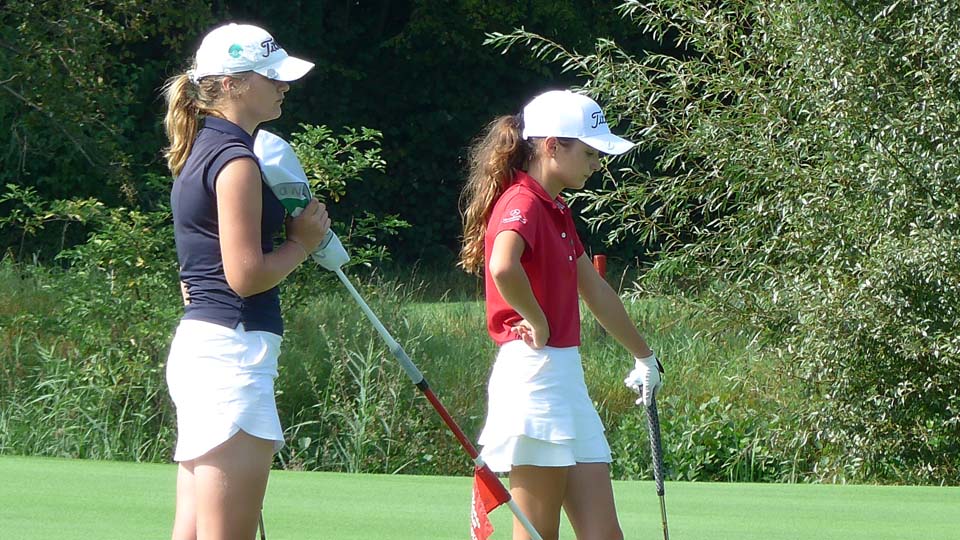 Fritzi Horn (Berliner GC Stolper Heide) und Emma Lola Holst (GC Hubbelrath) verfolgen gespannt, was ihre Mitspielerin macht. (Foto: DGV/Kretzschmar)