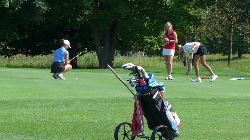 Julia Marie Swoboda (GC Mülheim an der Ruhr), Greta Görtz (GC Rhein-Wied) und Lea Meffle (GC Bad Überkingen) beim gemeinsamen Putten auf dem Grün. (Foto: DGV/Kretzschmar)