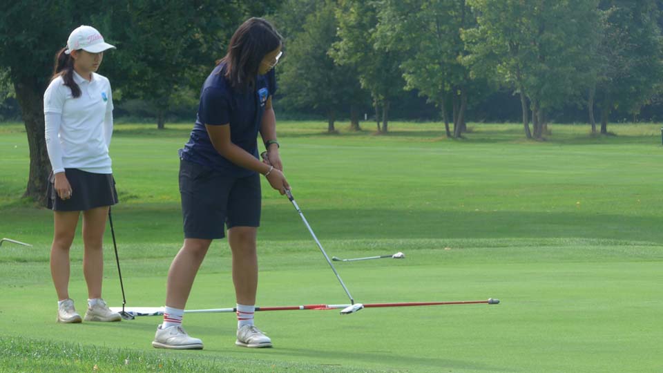 Leila Bechtold vom GC Neuhof puttet hier erfolgreich auf der back Nine. (Foto: DGV/Kretzschmar)