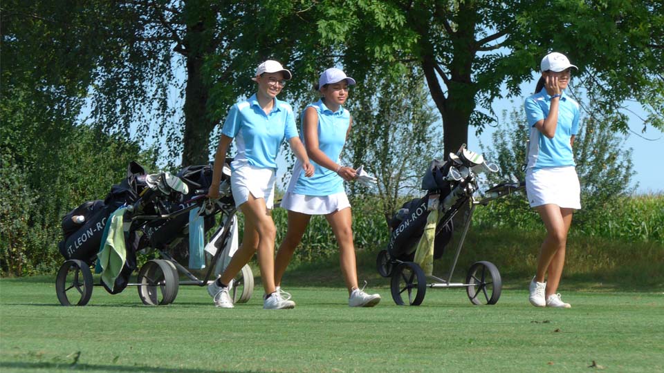 Volle blau-weiße Power präsentierten Talisa Ruff, Sophia Jiang und Lorena Guth - allesamt vom GC St. Leon-Rot und im selben Flight unterwegs. (Foto: DGV/Kretzschmar)