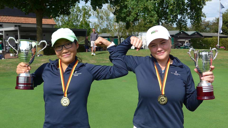 Strahlende Gesichter bei den beiden Siegerinnen Yoo Jin Bae (l.) und Emma Brand (beide GC St. Leon-Rot). (Foto: DGV/Kretzschmar)