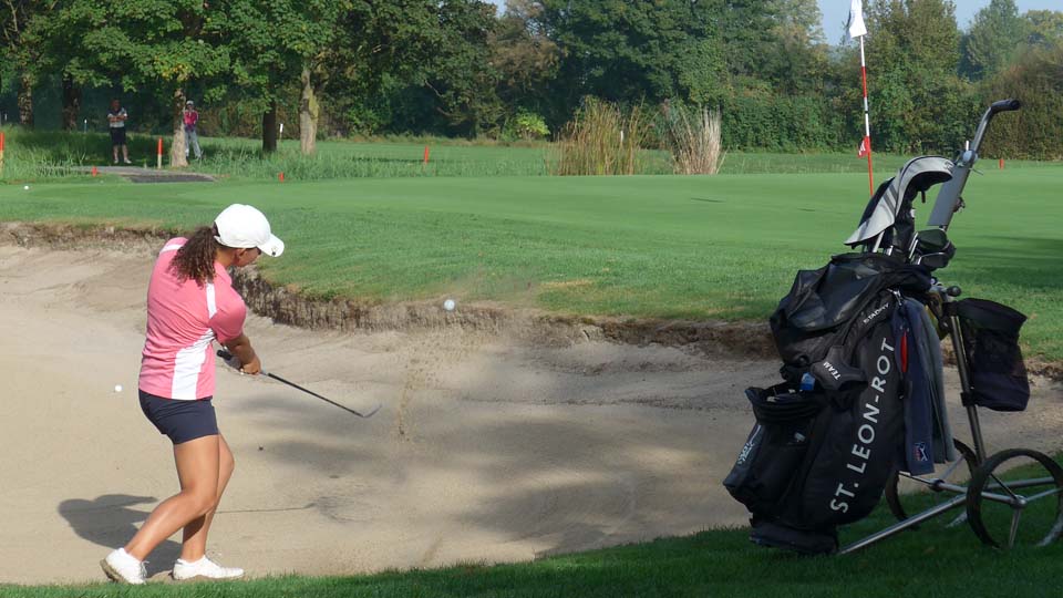 Aus dem Bunker zum Par - Anastasia Back (GC St. Leon-Rot) mit einem perfekten Schlag auf's Grün. (Foto: DGV/Kretzschmar)