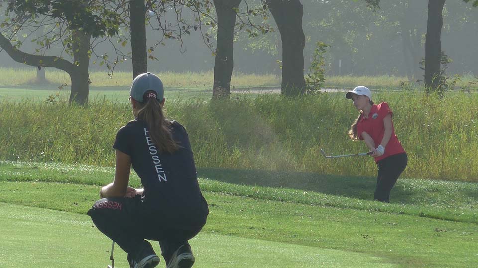 Camille Peltier vom G&LC Berlin-Wannsee spielte eine starke Back Nine, hier unter Beobachtung von Emily Ackermann (GC Winnerod). (Foto: DGV/Kretzschmar)