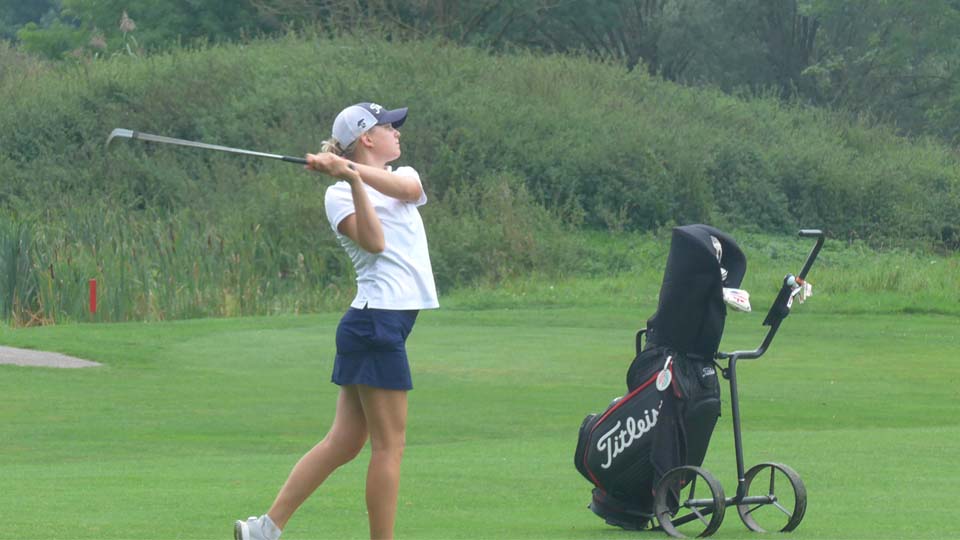 Clara Sophie Stoll vom GC Hamburg-Walddörfer bei einer Annäherung Richtung Grün. (Foto: DGV/Kretzschmar)