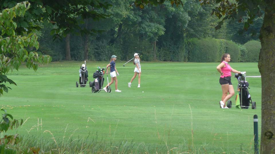 Camille Peltier (G&LC Berlin-Wannsee), Anna Weicker (GC Augsburg) und Nina Schumacher (Stuttgarter GC Solitude) gemeinsam auf dem Fairway vereint. (Foto: DGV/Kretzschmar)