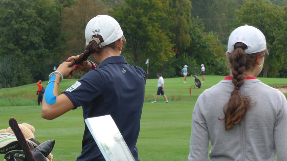 Geduld ist gefragt für Laetitia Leisinger (GC St. Leon-Rot) und Constanze-Louise Keferstein (Frankfurter GC), ist das Grün vor dem nächsten Abschlag doch noch besetzt. (Foto: DGV/Kretzschmar)