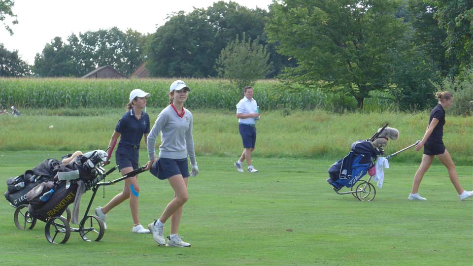 Gemeinsam durch die Finalrunde. Zum Abschluss haben die jungen Golferinnen mit stärkerem Wind und teilweise leichtem Regen zu kämpfen. (Foto: DGV/Kretzschmar)