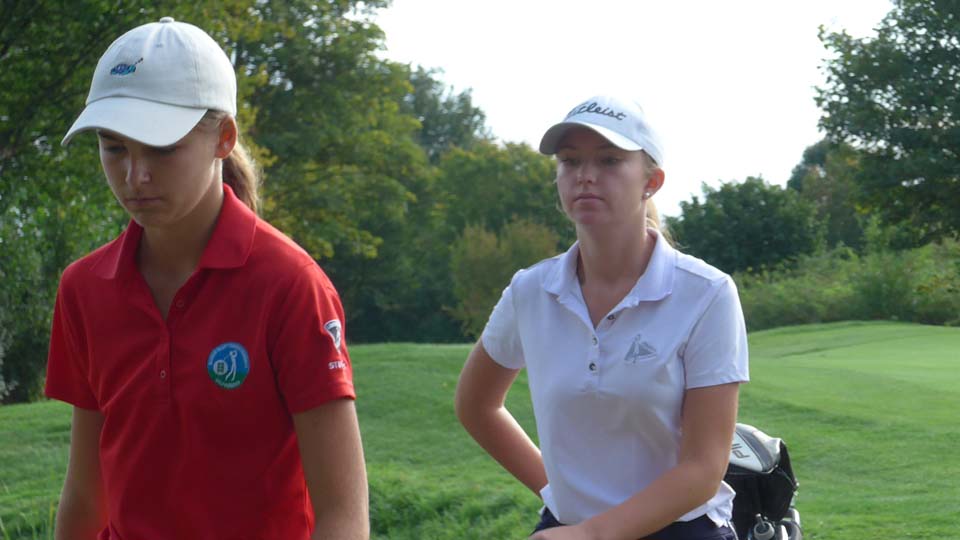 Viktoria Zegler (Zieglers Golfplatz, r.) durfte nach niedrigen Scores an den Vortagen in einem der letzten Flights starten. (Foto: DGV/Kretzschmar)