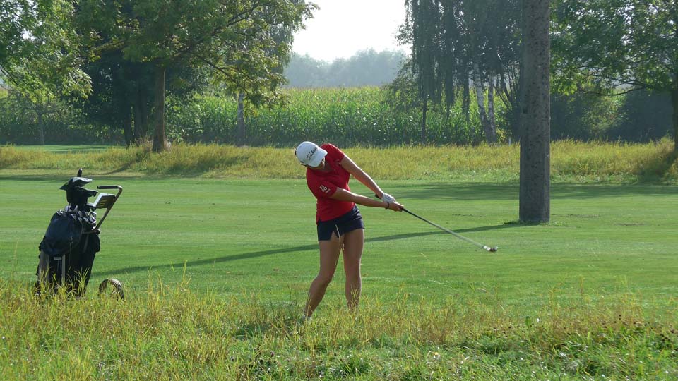 Isabel Sophie Morato Brede vom GC Kassel-Wilhelmshöhe hier bei einem Schlag aus dem Rough. (Foto: DGV/Kretzschmar)