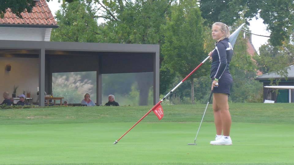 Mit wichtiger Zusatzaufgabe versehen auf dem Grün - Johanna Schobben vom GC Aldruper Heide. (Foto: DGV/Kretzschmar)