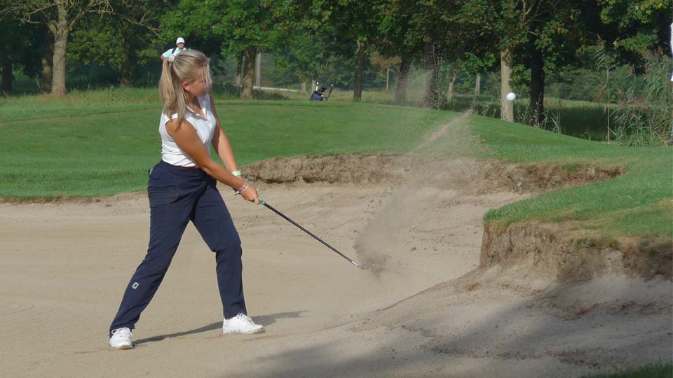 Aus dem Bunker brachte Johanna Schobben (GC Aldruper Heide) ihren Ball hier gekonnt auf's Grün. (Foto: DGV/Kretzschmar)