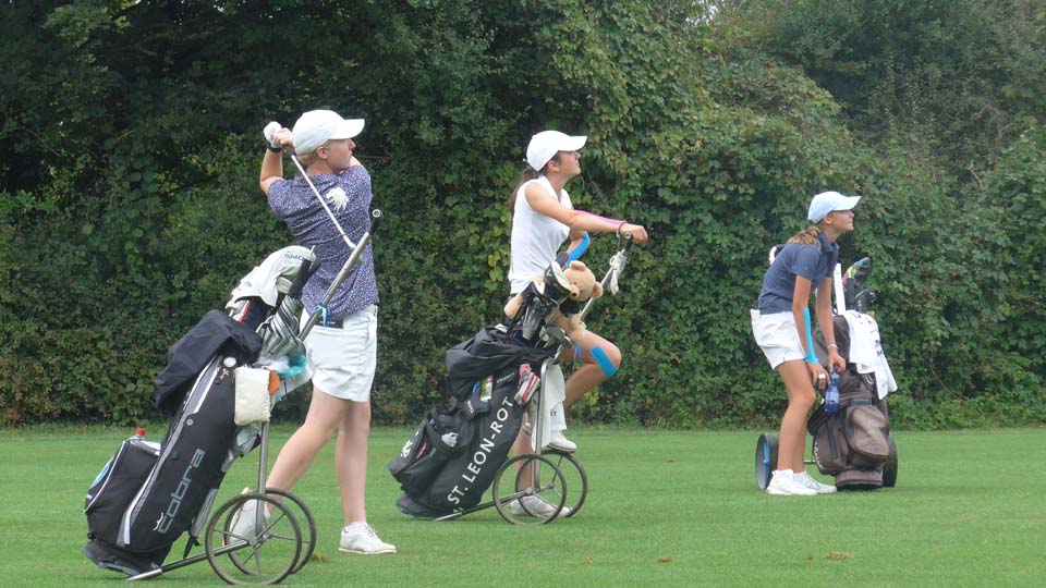 Laura Schedel (GC Schloss Guttenburg), Sara Nüßle (GC Domäne Niederreutin und Laetitia Leisinger (GC St. Leon-Rot) gemeinsam vereint beim Schlag vom Fairway. (Foto: DGV/Kretzschmar)